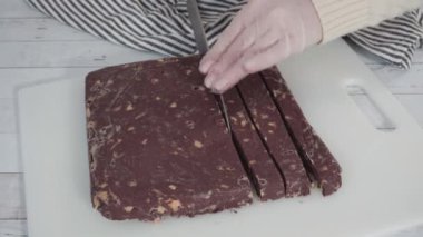 Ev yapımı şekerleme kesme ve paketleme