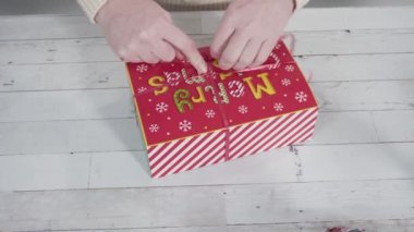 Ev yapımı şekerleme ve kurabiyeleri Noel hediyesi kutusuna koymak.