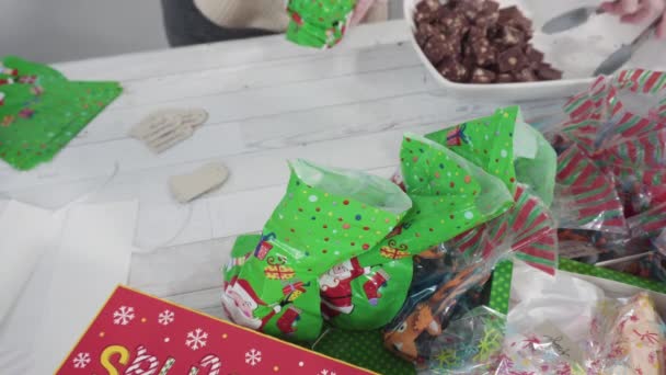 手作りのファッジとクッキーをクリスマスギフトボックスにパッケージ化する — ストック動画