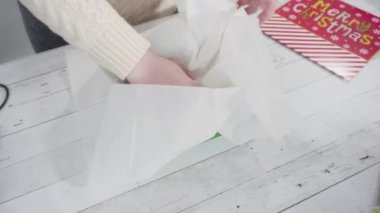 Ev yapımı şekerleme ve kurabiyeleri Noel hediyesi kutusuna koymak.