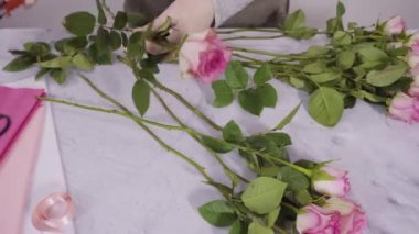 Boyanmış beyaz ahşap arka planı olan pembe güller..