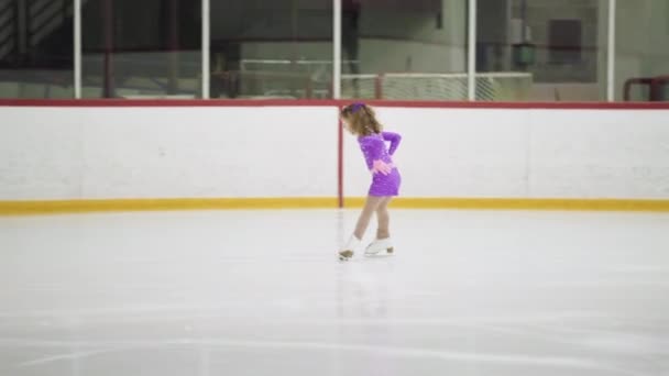 Kleine Schaatsster Oefent Haar Elementen Ochtend Kunstschaatstraining — Stockvideo