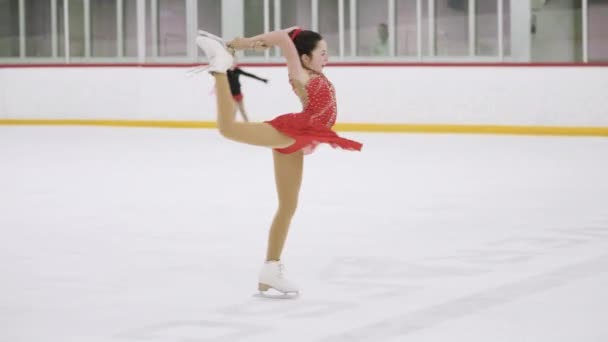 Tiener Meisje Oefenen Kunstschaatsen Een Indoor Schaatsbaan — Stockvideo