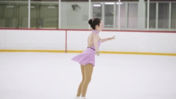 Tiener Meisje Oefenen Kunstschaatsen Een Indoor Schaatsbaan — Stockvideo