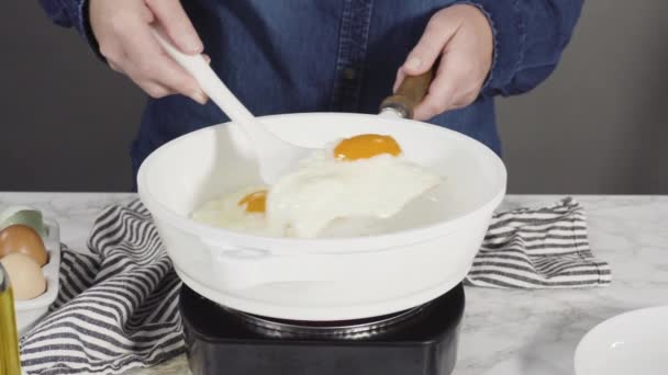 Фарширована Ферма Свіжих Яєць Білій Сковороді — стокове відео