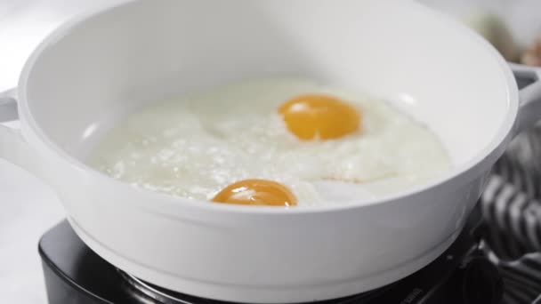 Жареные Свежие Яйца Белой Сковороде — стоковое видео