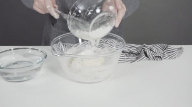 Ev yapımı çörekler pişirmek için ekmek hamuru hazırlıyorum..