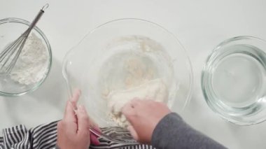 Ev yapımı çörekler pişirmek için ekmek hamuru hazırlıyorum..