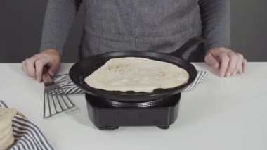 Dökme demir tavada ev yapımı ekmek hazırlıyorum..