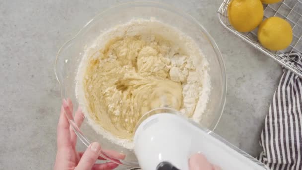 Misturando Ingredientes Uma Tigela Mistura Vidro Para Preparar Bolo Pacote — Vídeo de Stock