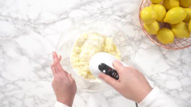 Limonlu kek hazırlamak için karıştırma kabının içindeki malzemeleri karıştırıyorum..