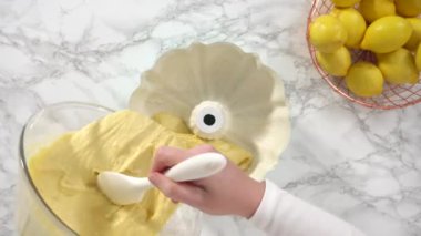 Limonlu kek hazırlamak için karıştırma kabının içindeki malzemeleri karıştırıyorum..