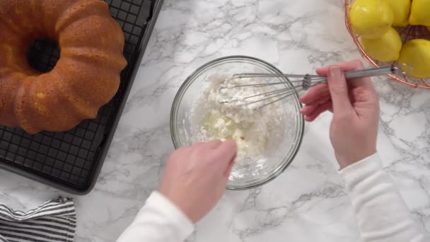 Mutfak Tezgahında Yeni Pişmiş Kırmızı Kadife Kek — Stok video