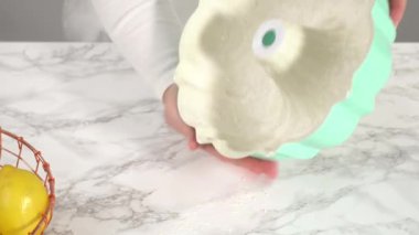 Limon aromalı kek yapma süreci 