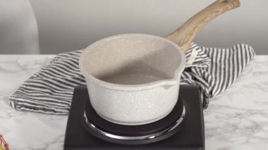 Bardak karıştırma kabı, limonlu kek pişirmek için malzemeleri karıştırma..