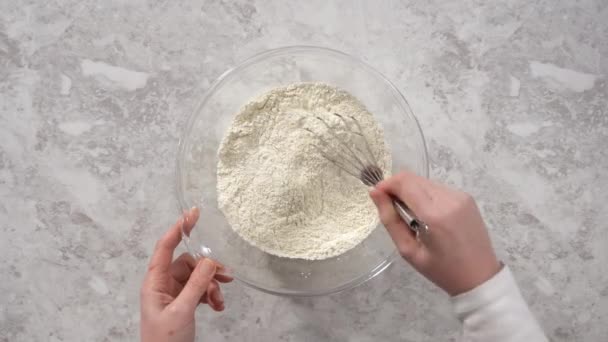 코코넛 바나나 팬케이크를 만들기 유리그릇에 재료를 — 비디오
