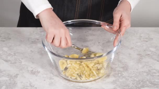 Blandning Ingredienser Skål Glas Blandning För Att Förbereda Kokos Banan — Stockvideo