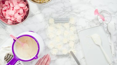 Düz yatıyordu. Adım adım. Erimiş çikolatayı kar taneleri şeklinde plastik bir çikolata kalıbına döküyorum..