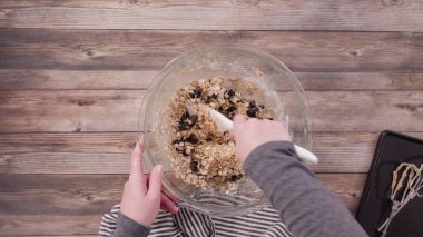 Düz yatıyordu. Adım adım. Yulaf ezmesi pişirmek için malzemeleri karıştırıyorum. Bardaktaki kurabiyeleri karıştırıyorum..