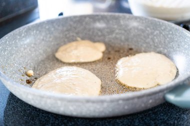 Elektrikli ocakta kefir tabanlı krep pişiriyorum..