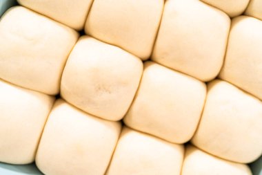 Pişirme tavasında kızaran yemek ruloları.