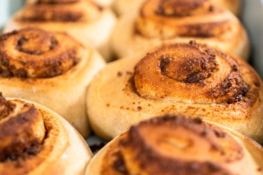 Mavi bir tavada taze pişmiş tarçınlı rulo..