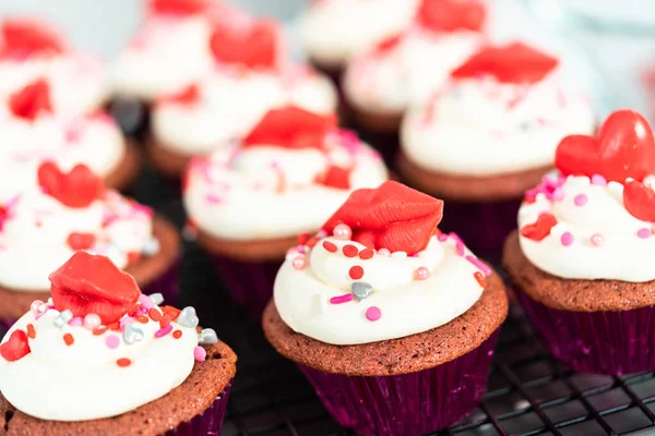 Bolinhos Veludo Vermelho Com Cobertura Queijo Creme Decora Com Coração — Fotografia de Stock