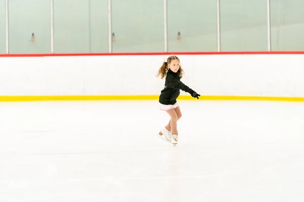 스케이트장에서 스케이팅 연습하고 — 스톡 사진