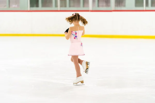 Patinaje artístico, niña bailando en el hielo. Ilustración de