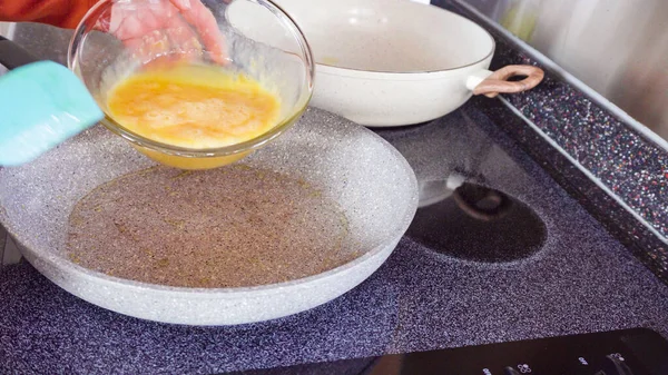 Un tortilla içinde taze sebze, yumurta ve pastırma ile kahvaltıda burrito pişirmek..