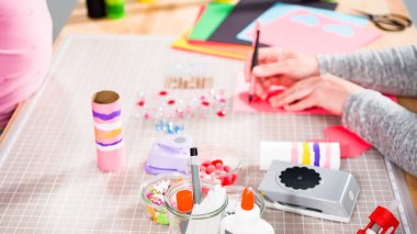 Çocuk kâğıtları. Boş tuvalet kağıdı rulolarından ve inşaat kağıdından kağıt hataları yapmak.