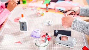 Çocuk kâğıtları. Boş tuvalet kağıdı rulolarından ve inşaat kağıdından kağıt hataları yapmak.