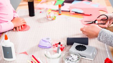 Çocuk kâğıtları. Boş tuvalet kağıdı rulolarından ve inşaat kağıdından kağıt hataları yapmak.