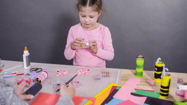 Çocuk kâğıtları. Boş tuvalet kağıdı rulolarından ve inşaat kağıdından kağıt hataları yapmak.