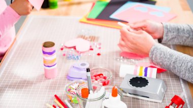 Çocuk kâğıtları. Boş tuvalet kağıdı rulolarından ve inşaat kağıdından kağıt hataları yapmak.