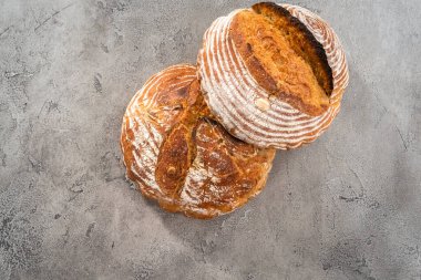 Düz yatıyordu. Taze fırınlanmış buğday ekmeği ekmeği ve ekmek koruma sepetinden işaretler..