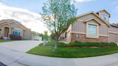 Bir yaz sabahı tipik bir banliyö mahallesi manzarası.