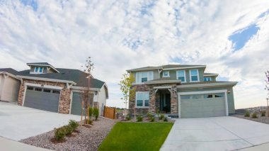 Bir yaz sabahı tipik bir banliyö mahallesi manzarası.