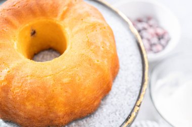 Pasta tezgahında süslenmemiş limonlu kek..