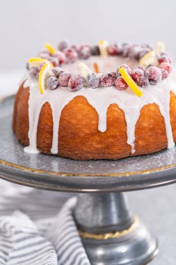 Böğürtlenli ve limonlu pastayla süslenmiş limonlu kek..