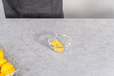 Limonlu kek hazırlamak için karıştırma kabının içindeki malzemeleri karıştırıyorum..