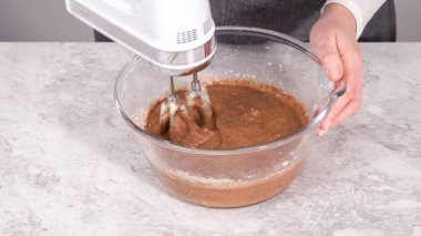 Adım adım. Kırmızı kadife kek hazırlamak için karıştırma kabındaki malzemeleri karıştırıyorum..