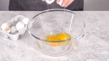 Adım adım. Kırmızı kadife kek hazırlamak için karıştırma kabındaki malzemeleri karıştırıyorum..