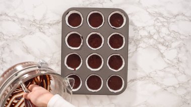 Düz yatıyordu. Adım adım. Çikolatalı kek pişiriyorum. Kek hamurunu kek tepsisine kakalamak..