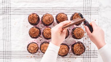 Düz yatıyordu. Adım adım. Çikolatalı keklerin üstüne çikolata parçacıklı ganache süslemesi..