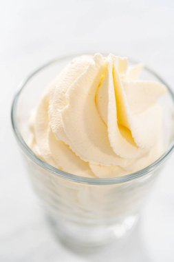 Sınıfın dondurmasında ev yapımı krem şanti..