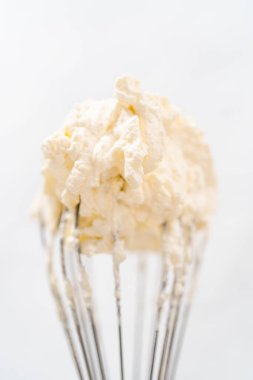 Ev yapımı krem şantili çırpı çırpıcı. Taze kırbaç..