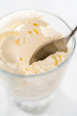 Sınıfın dondurmasında ev yapımı krem şanti..