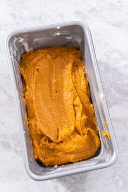 Kabak ekmeği hamurunu yağlı tavaya döküyorum..