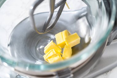 Yumuşak yulaflı kuru üzümlü cevizli kurabiyeler pişirmek için mutfak tezgahında karışımlar hazırlıyorum..